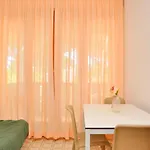 Cozy Flat With Sunlit Balcony Retreat - Beahost *