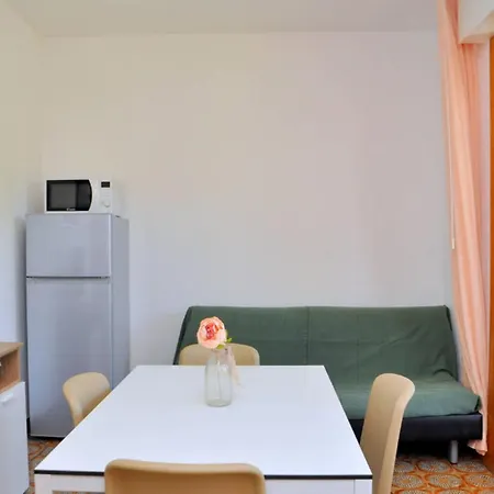 Apartment Cozy Flat With Sunlit Balcony Retreat - Beahost