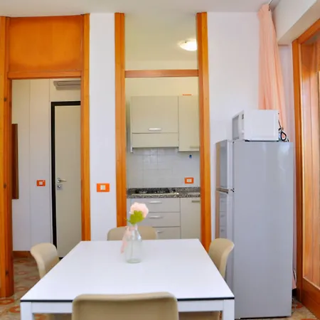 Cozy Flat With Sunlit Balcony Retreat - Beahost Διαμέρισμα