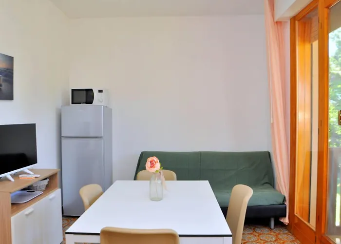 شقة Cozy Flat With Sunlit Balcony Retreat - Beahost